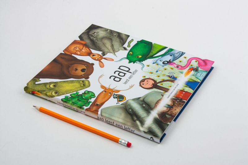 Aap leest een letter 3