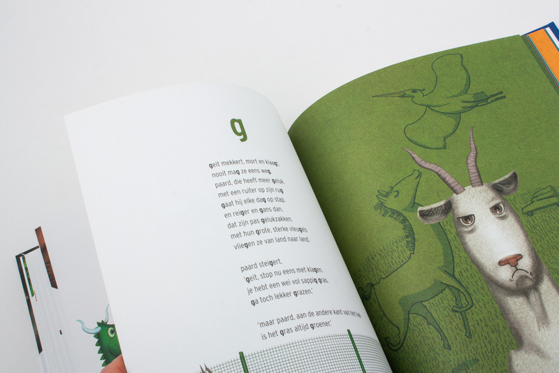 Aap leest een letter 4