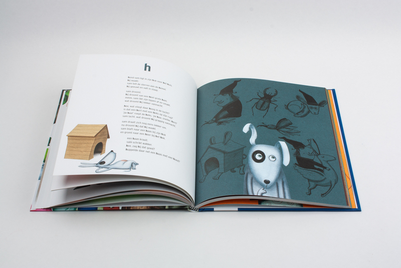 Aap leest een letter 5