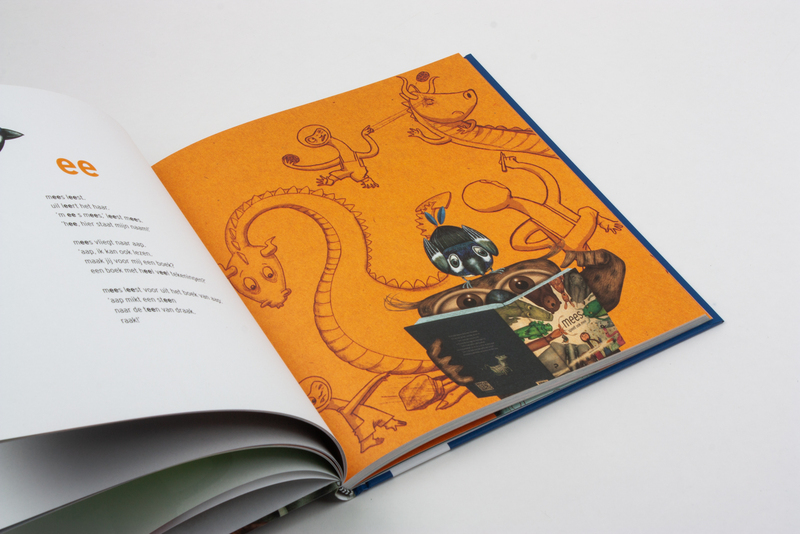 Aap leest een letter 6